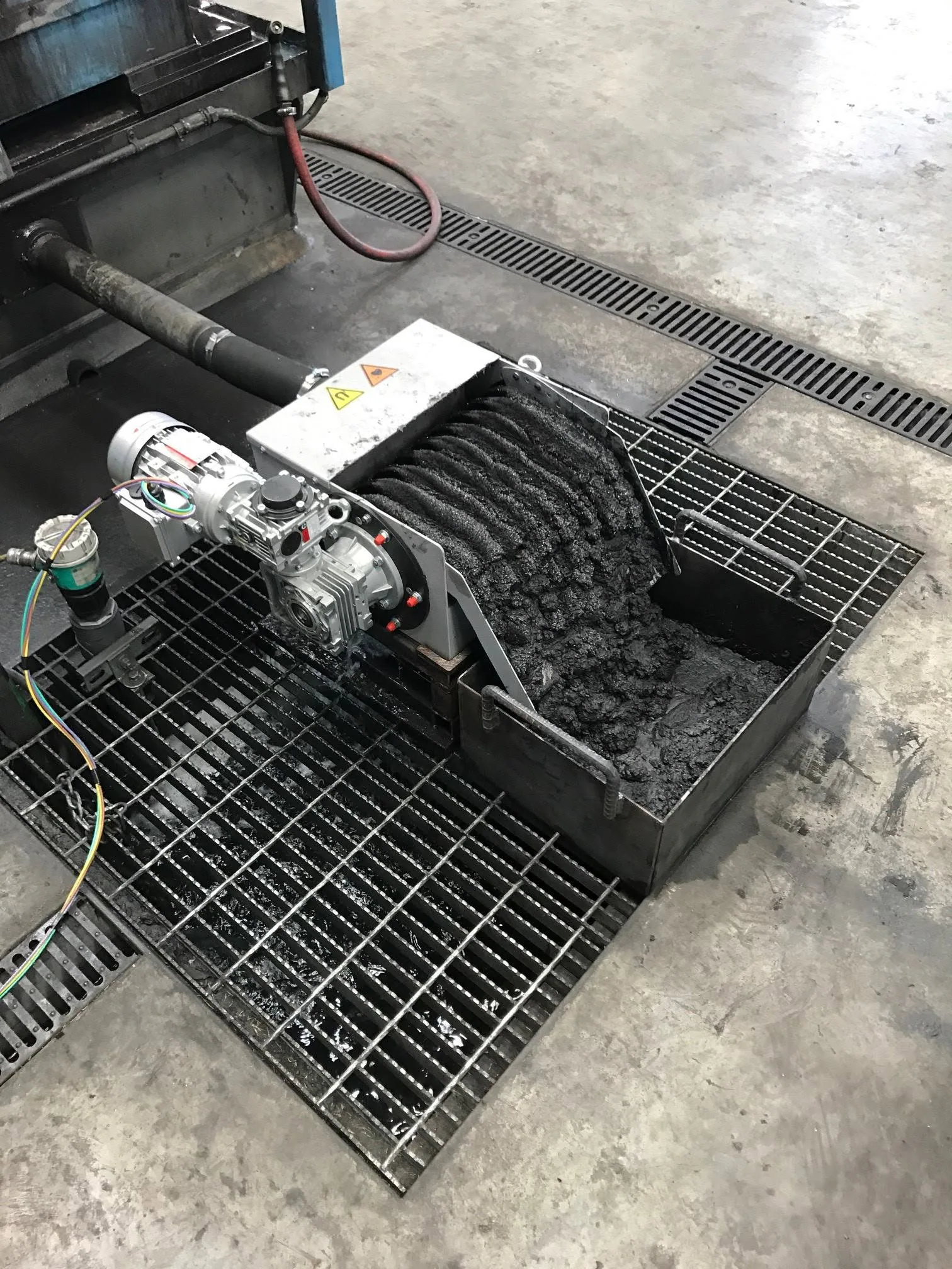 Magnetic separation equipment collecting dark ferrous solids at a machine